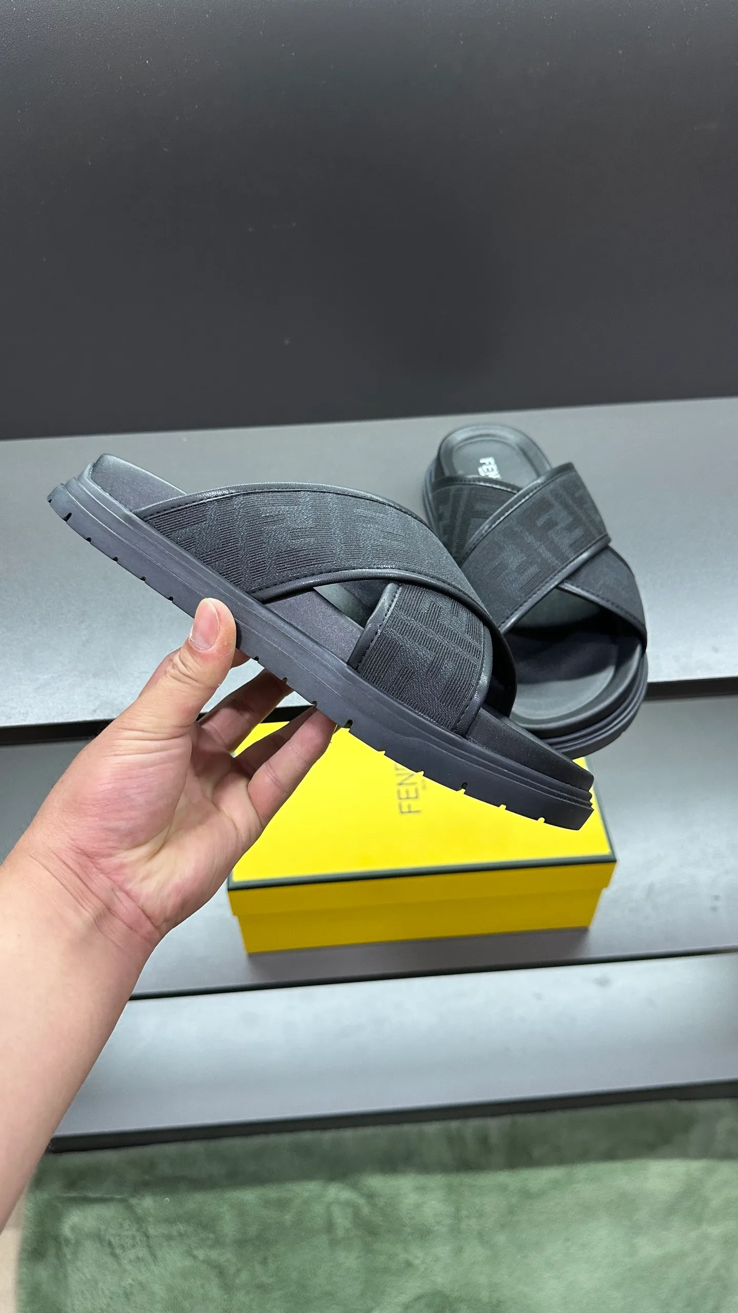 P300 [Fendi Slippers] High-end men's shoes brand, official website 1:1 latest masterpiece: original mold customization, fabrics made of imported original materials, upgraded outsole, lighter and non-slip. The market's top quality, simple yet tasteful, a must-have for fashionistas, fashionable at your feet, full of confidence, the same style at the counter 👍The season of summer slippers is here. Code: 38-45, 46 order